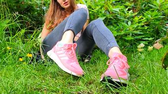 Tongue Clean My Dirty Sneakers (Goddess Vanessa)