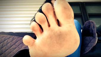 Lick my dirty feet clean while I smoke (Drea_xoxo)