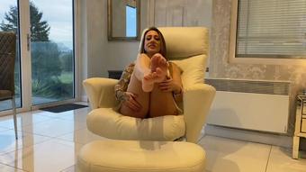 Cheeky Classy Foot Tease & Pussy Flashes (SuzieLove212)