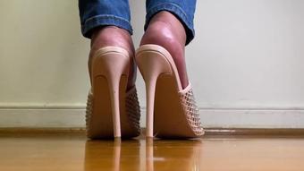 High Heels Feet Teasing (Pink Foxx)
