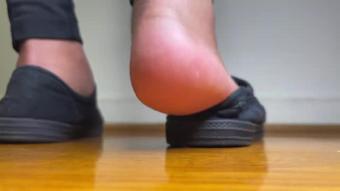Ebony Giantess Exposes Her Stinky Feet (Pink Foxx)