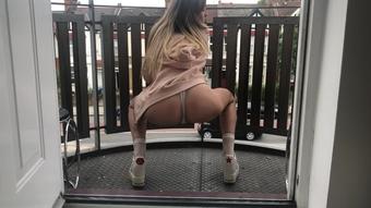 Teen publicly squirts on balcony (RhiannonRyder1995)