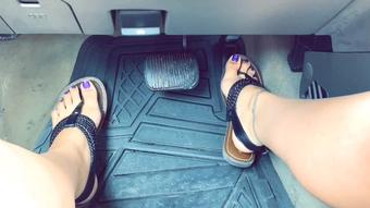 Revving and Masturbating (Drea_xoxo)