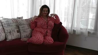 MILF Bra Fetish Tease (Maria Moore)