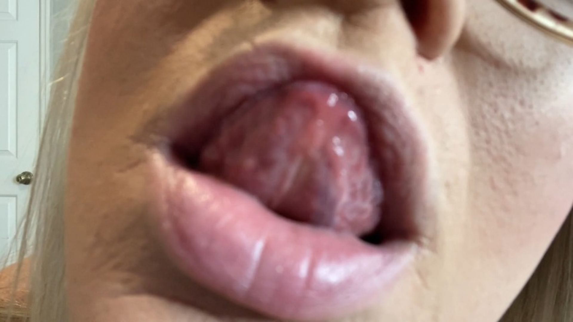 Hot Moms Kissing