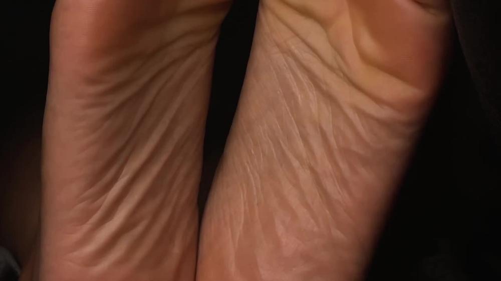 Wrinkle Soles Toe Wiggling Under Cover