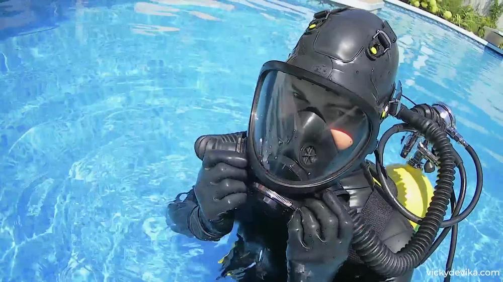 vickydevika 03 08 2020 636529726 Trying my new 3M gasmask with the double hose scuba setup. Wanna dive in with me ; )