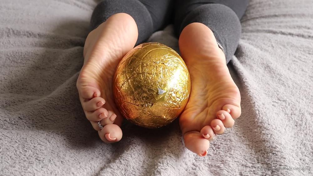 footsiegalore 17 04 2020 231640035 This is how you unwrap an Easter egg