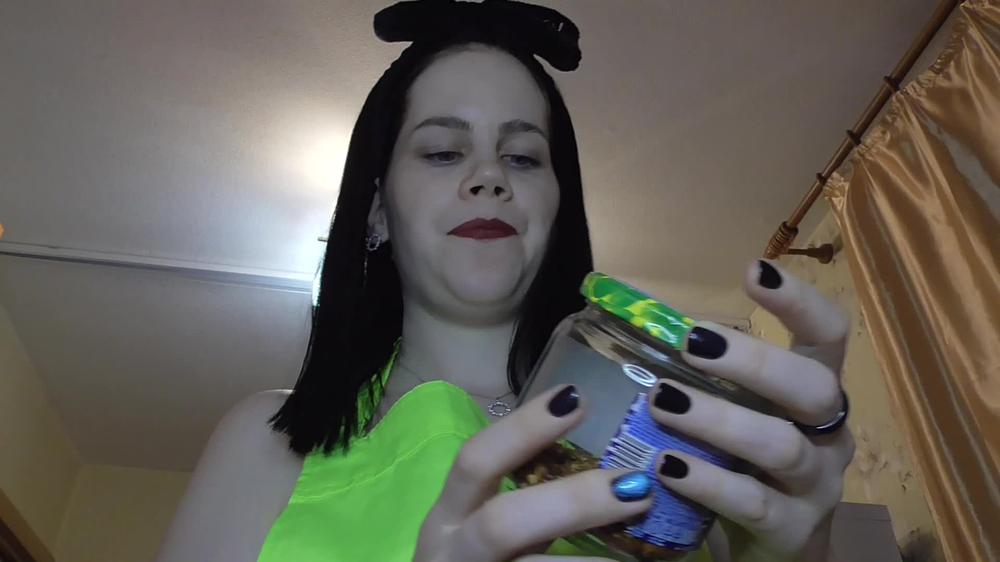 Giantess Cooks Delicious Meat With Chees