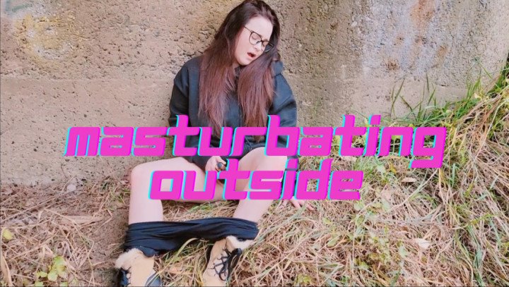 Caityfoxx Masturbating Outside In Public