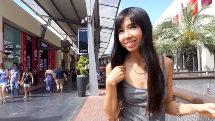 Littlesubgirl Flash In Crowded Mall Amp Squirt In Public