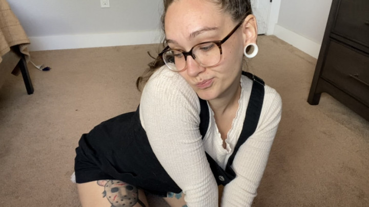 Little sis isnt wearing panties