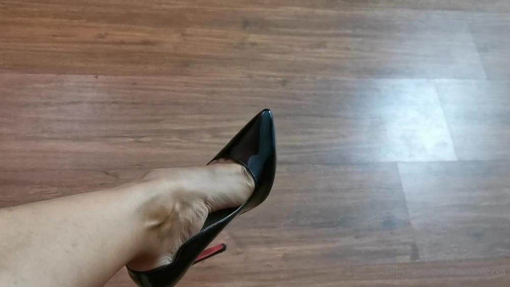 missalexya 01 10 2021 2235660823 A little dangle to make you dizzy