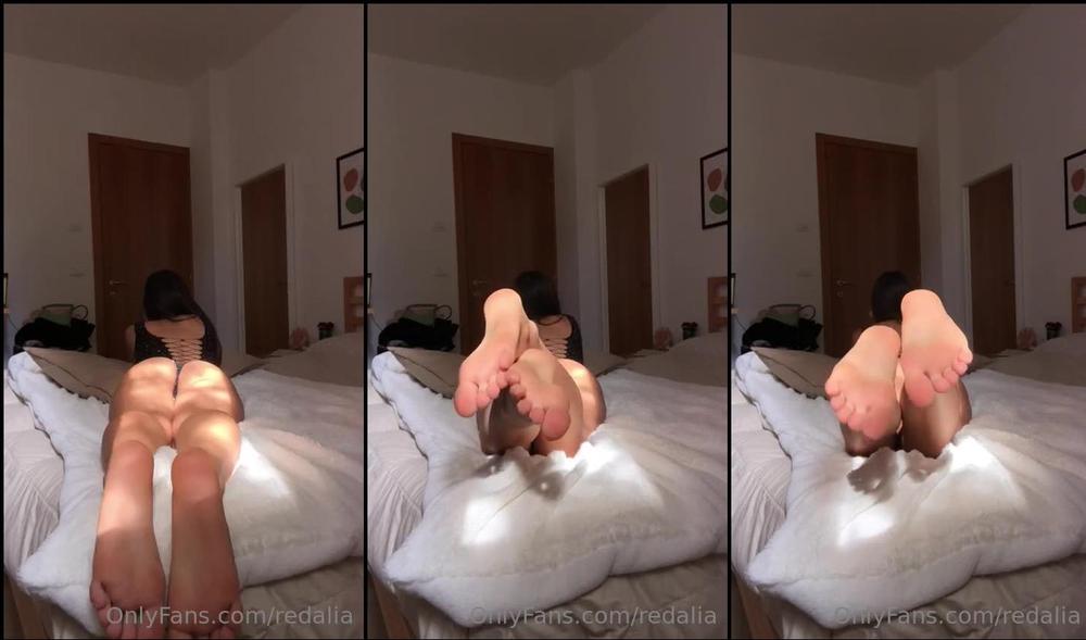 redalia 03 11 2022 2614980574 puoi restare a guardarmi i piedini da questa angolazione  ma scommetto che non guardi 