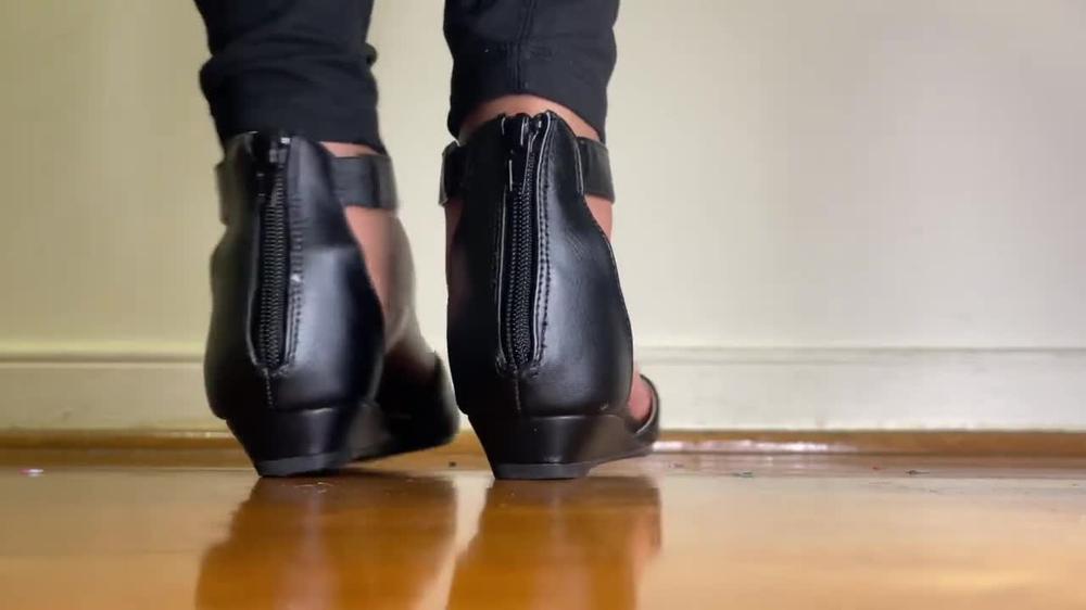Ebony Giantess In Flats Smashes