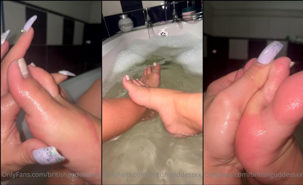 britishgoddessxx 30 03 2022 2409462725 Toe sucking in the tub