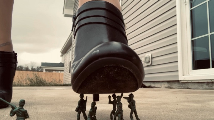 Giantess Defeats Army