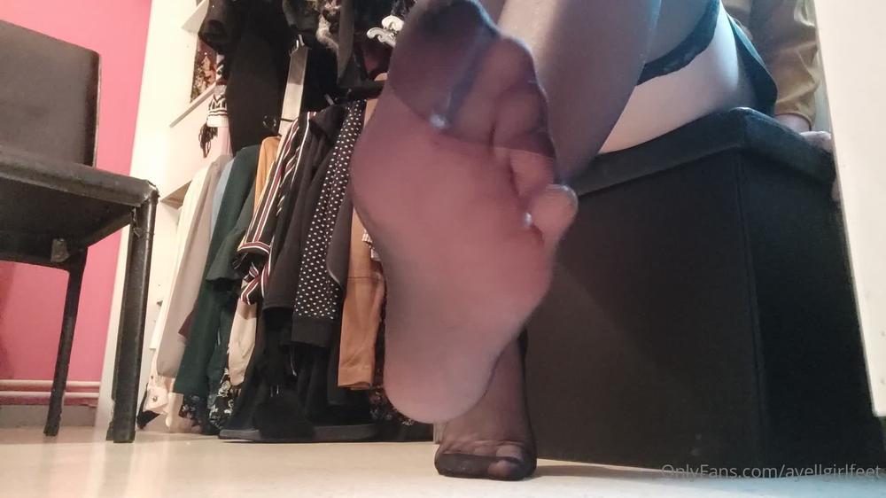 ayellgirlfeet 142707169 aujourd hui voil une jolie vid o avec des bas noirs et quelques photos. 1. today here is a beautiful video with black nylons and pictures. 1. 1