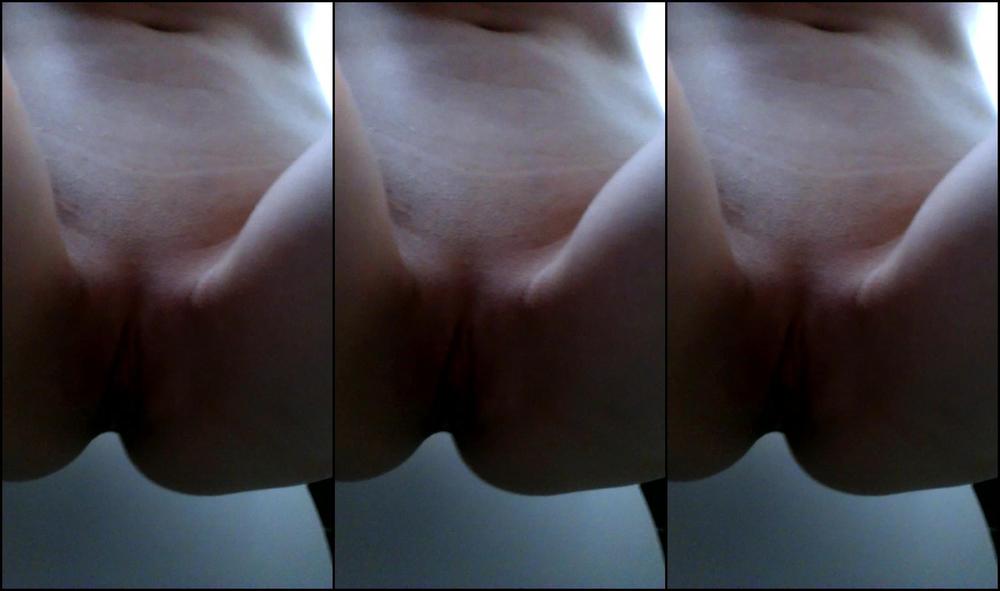 SELFIE VOYEUR TOILET PEE