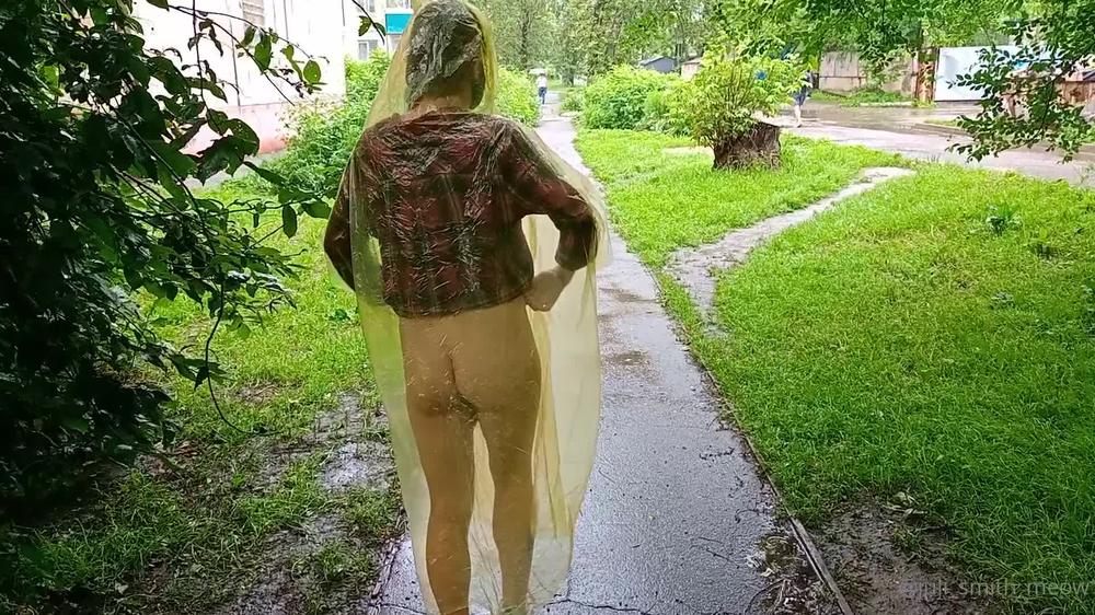 juli smith meow 13 07 2021 2161790367 walking in a raincoat