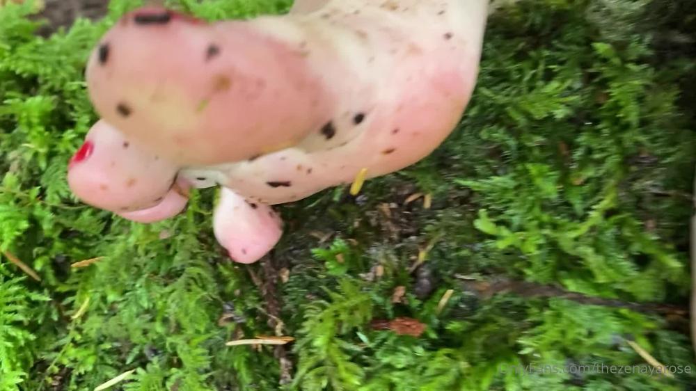 hiimhoneysweet 03 09 2020 826916078 I love the sounds my toes makes against the soft moss