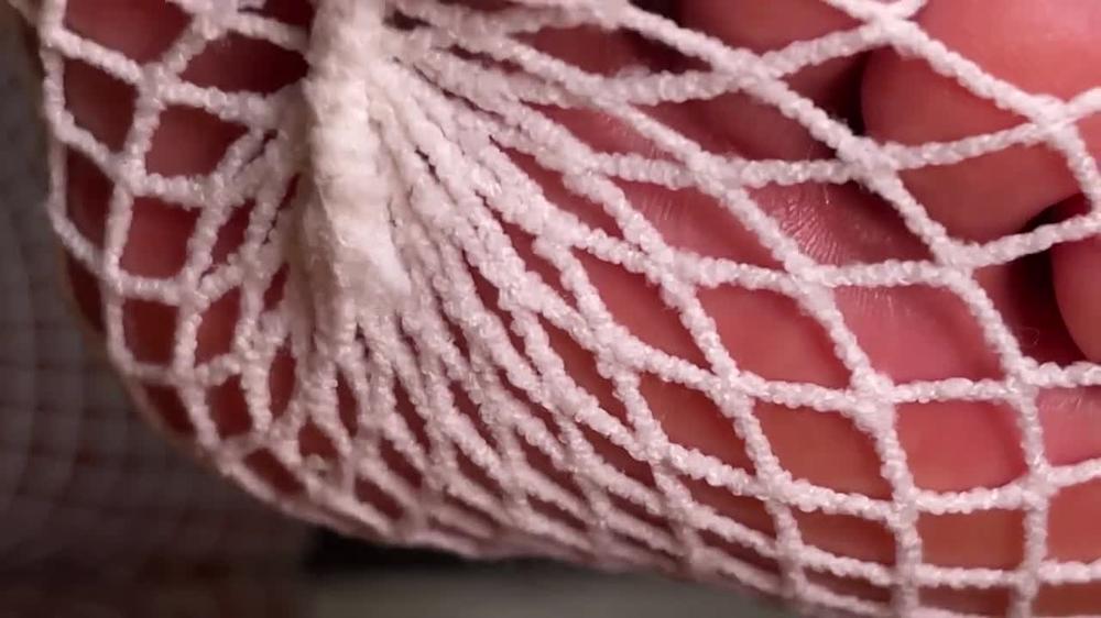 Ebony Giantess Wears White Fishnets