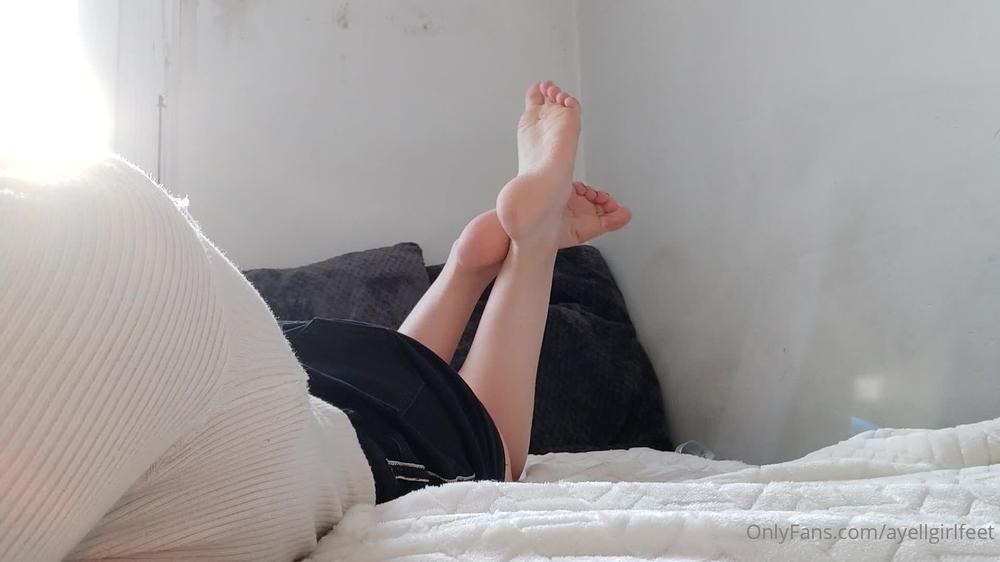 ayellgirlfeet 04 06 2022 2477446103 Je te montre mes jambes et mes pieds croisÃ©s et te fait un dÃ©compte pour te dire de fini