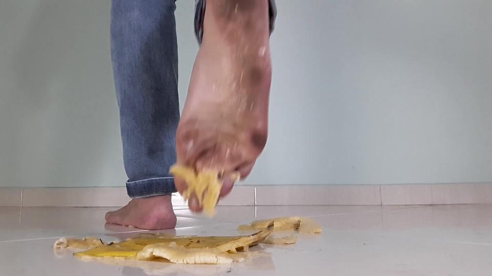 thefeetoflola 01 11 2018 15487580 my dirty soles crushed the banana mercilessly