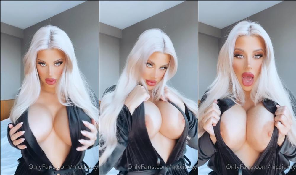 nicciazzy 01 10 2021 2235489899 Do you prefer me without lashes or with lashes  