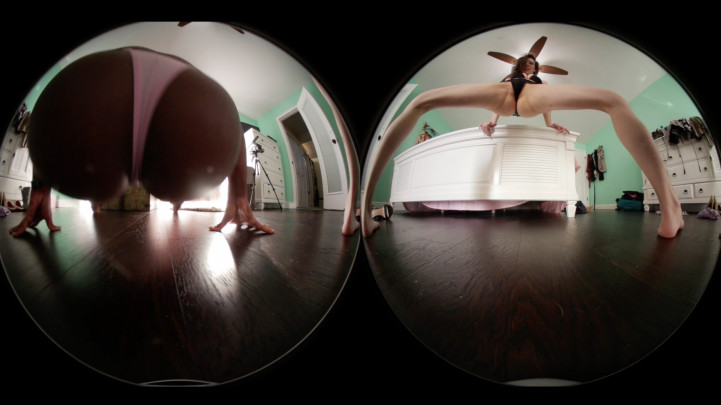 VR360* Giants Alora & Paris Tease Tiny U