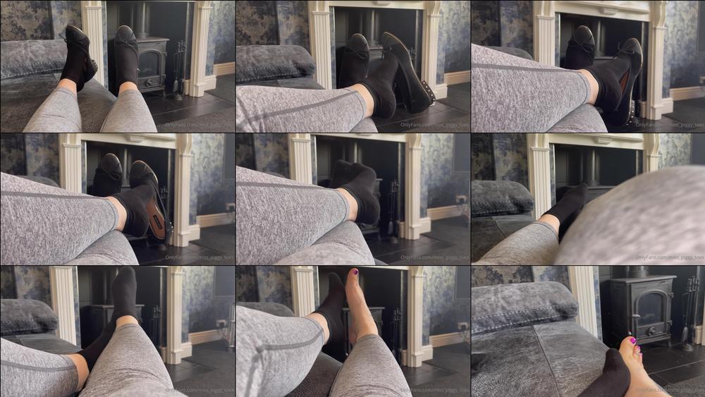 miss piggy toes 129044280 2021 03 30 how do my feet make you feel can you imagine how tasty they smell right now..what about my feet caug