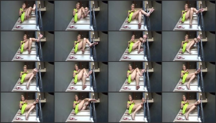 Goddess Vanessa Waiting And Ignoring