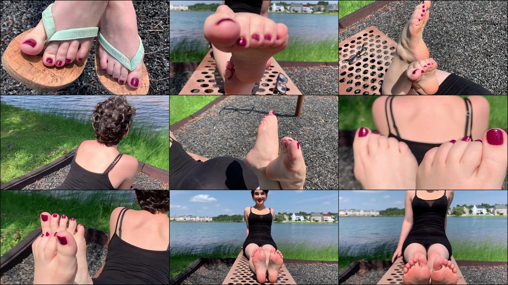 HAYLEE'S Wiggling Toes In THE POSE - Mar 14, 2021