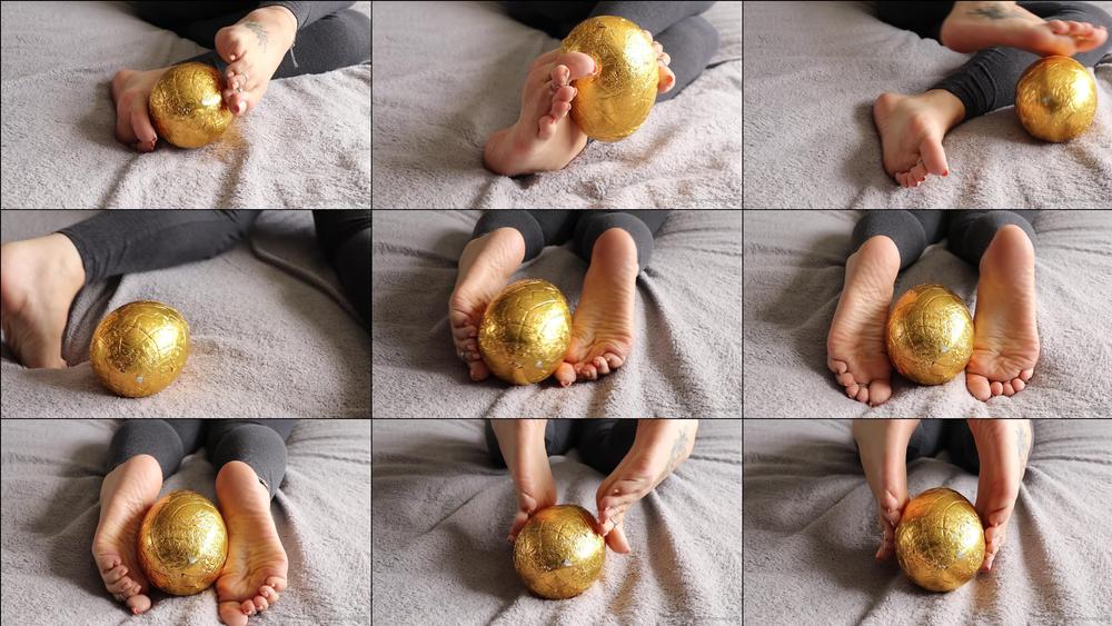 footsiegalore 17 04 2020 231640035 This is how you unwrap an Easter egg 