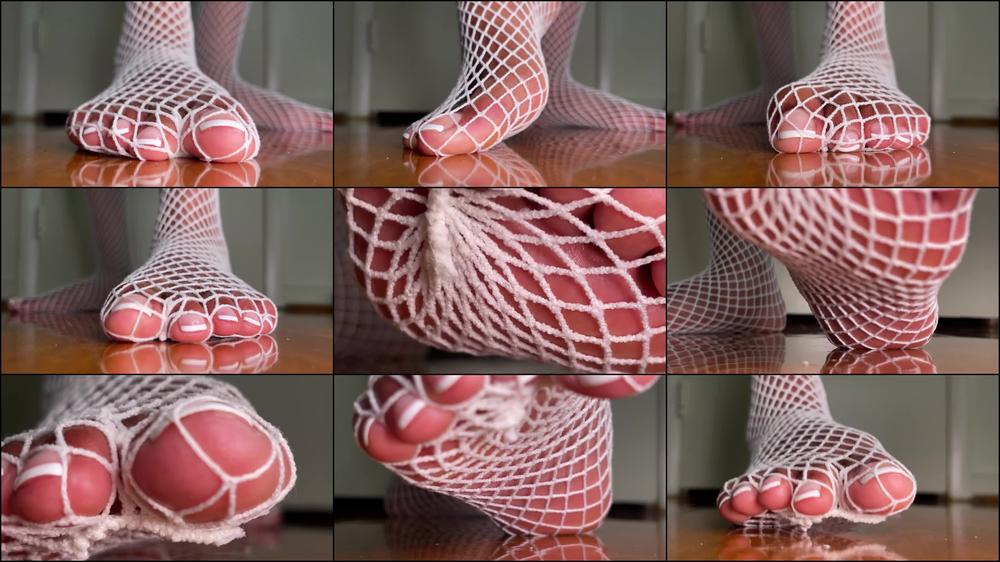 Ebony Giantess Wears White Fishnets