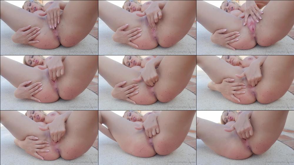 amber_jaynexx 01 07 2021 2151012359 Having a cheeky play,get involved