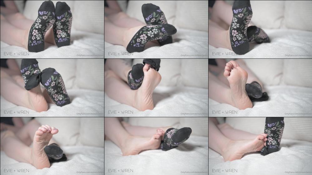 evieandwren 01 08 2021 2180273249 taking them off just for you ;)