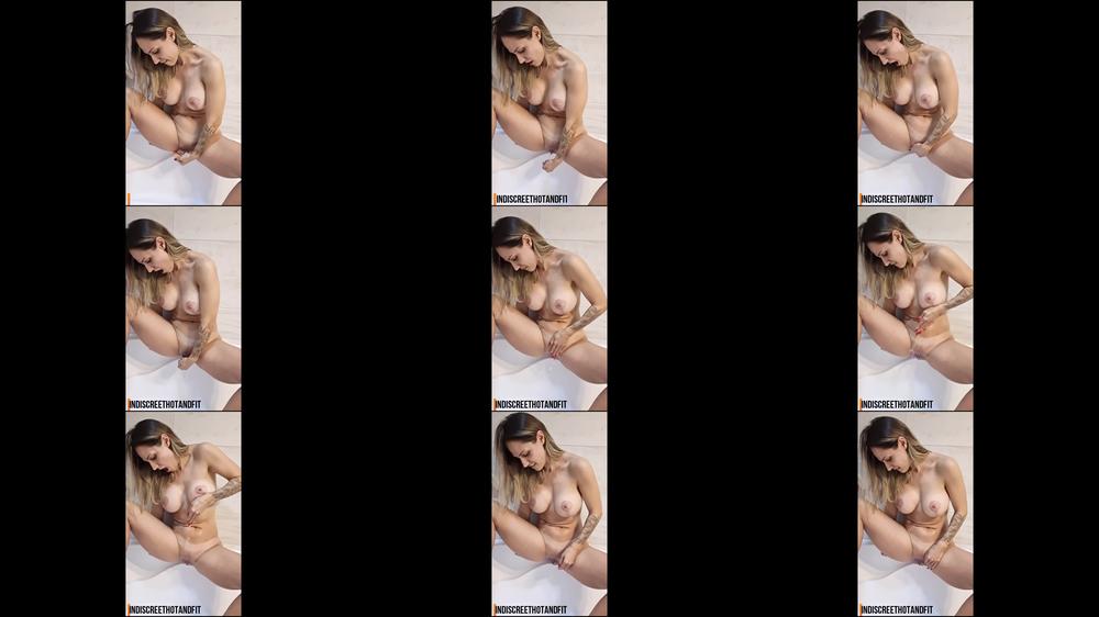 Peeing and pussy patting
