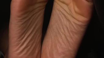 Wrinkle Soles Toe Wiggling Under Cover (Pink Foxx)