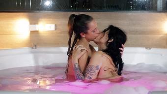 Mia and Venus kissing in the bathtub (Venusss Fetish)