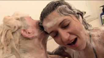 Jenni & Morgana: Hair Washing Fun (Ginary)