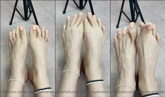amberskyetoesies 03 05 2022 2443929805 Toe cross over Toe view (amberskyetoesies)