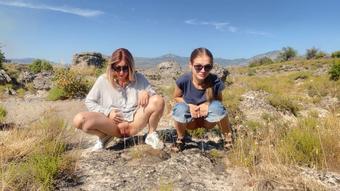Two girls pee in nature (Lily_Slutty)