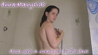 Annamanyvids Anna Gets A Cream Pie In The Face (AnnaManyVids)
