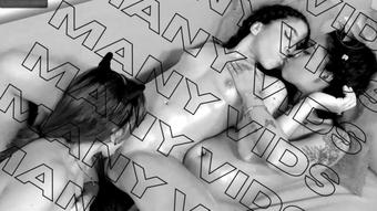 Lesbians eat wet pussies while kissing (Xlivestudio)
