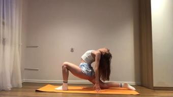 Split legs and hot yoga - Sep 29, 2022 (Anna_Prince)