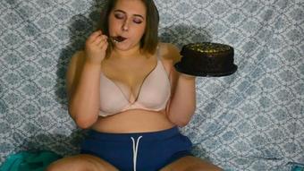 Dirtybirdyy Fat Girl Eats Chocolate Cake (DirtyBirdyy)