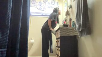 Milf caught on bathroom spy cam (Drea_xoxo)