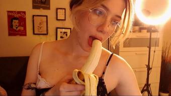 Retro girl eating banana (Babyheavanian)
