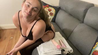 Teen girl uses a huge fuck machine (Tiffanybabe01)